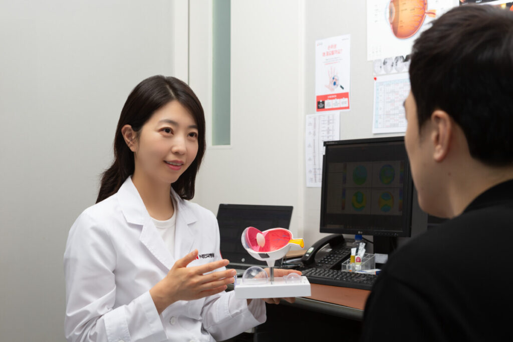 스마트라식 수술 후 주의사항을 설명하고 있는 누네안과병원 시력교정 전문의 신경윤 원장님