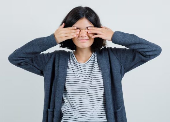 라섹수술 후 눈 불편해하는 시각적인 이미